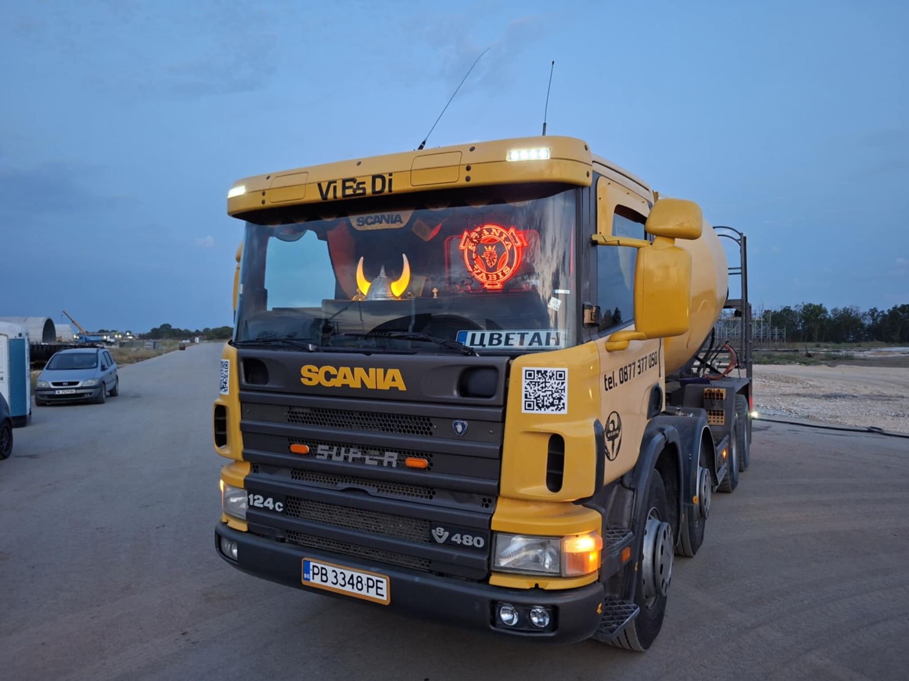Жълт влекач Scania на Ви Ес Ди